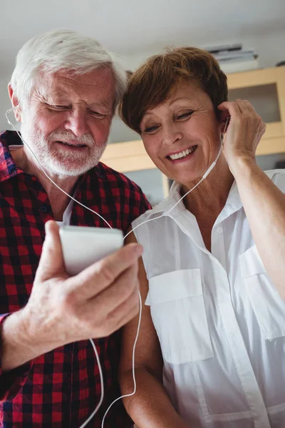 Seniorenpaar hört Musik auf Smartphone — Stockfoto