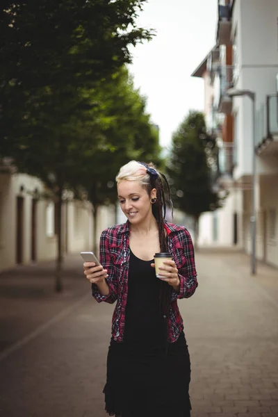 Γυναίκα χρησιμοποιώντας τηλέφωνο ενώ περπατούν στον δρόμο — Φωτογραφία Αρχείου