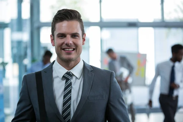 Hombre de negocios sonriente en el cargo —  Fotos de Stock