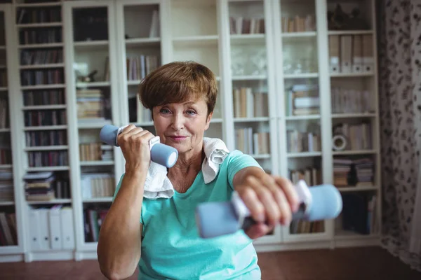 Senior woman exercising with dumbbells — Stock Photo, Image