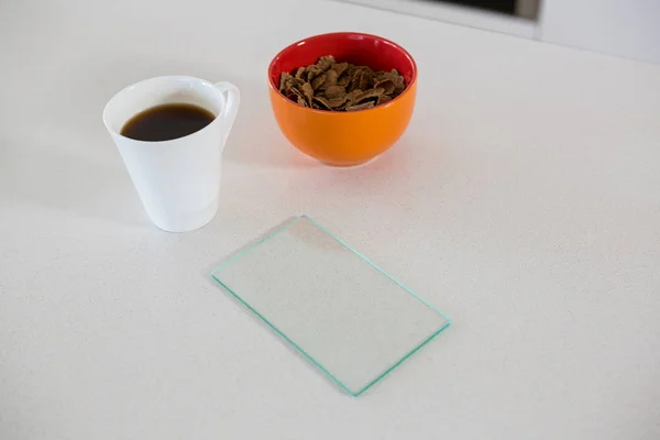 Petit déjeuner bol avec tasse de café — Photo