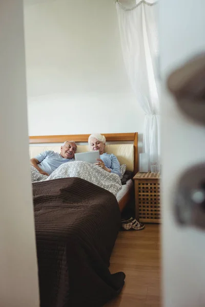 Senior par som använder digitala surfplattor — Stockfoto