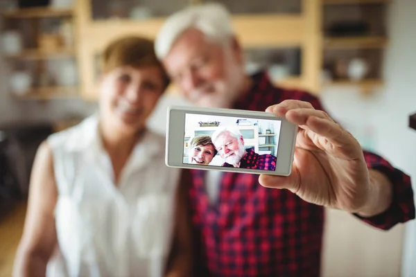 Starší pár kliknutí na obrázek na telefonu — Stock fotografie