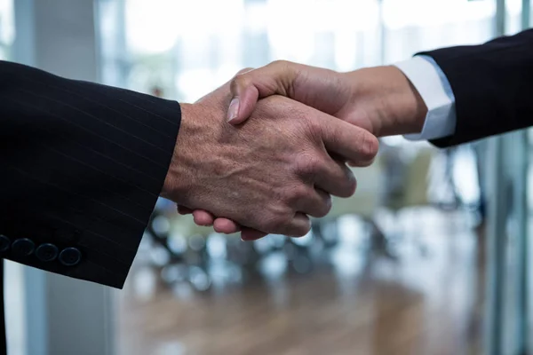 Imprenditori che si stringono la mano — Foto Stock