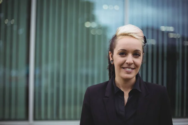 Primer plano de la sonriente mujer de negocios —  Fotos de Stock