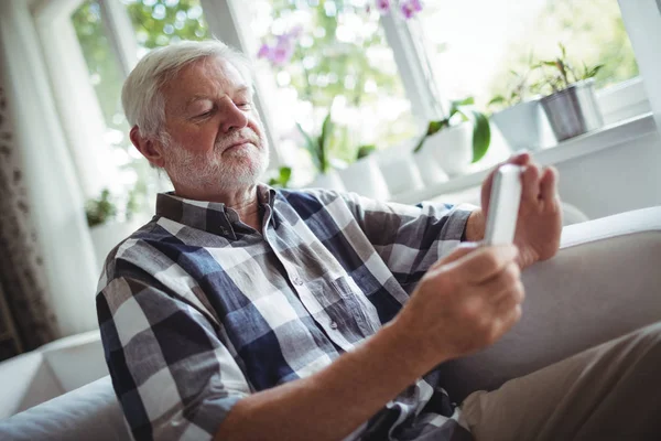 Starszy mężczyzna korzystający z telefonu komórkowego — Zdjęcie stockowe