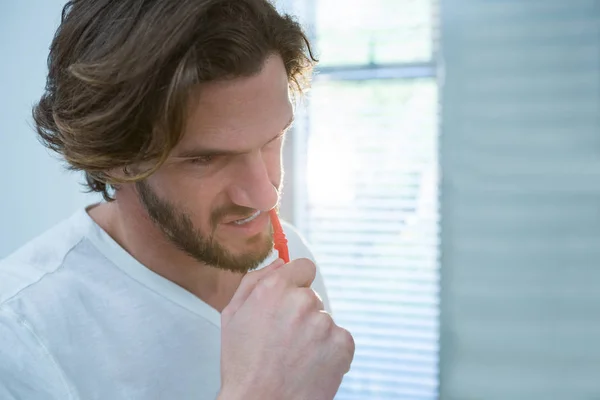 Man borstar sina tänder i badrum — Stockfoto