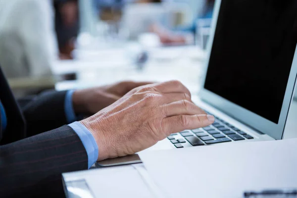 Geschäftsmann arbeitet am Laptop — Stockfoto