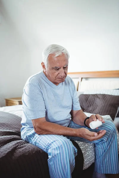 Senior pria mengambil obat-obatan — Stok Foto