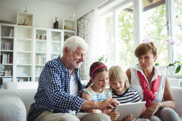 Enkel nutzen digitales Tablet bei den Großeltern — Stockfoto