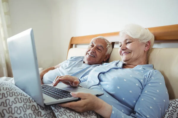 Casal sênior usando laptop — Fotografia de Stock