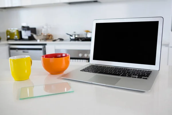 Tigela de café da manhã com caneca de café e laptop — Fotografia de Stock