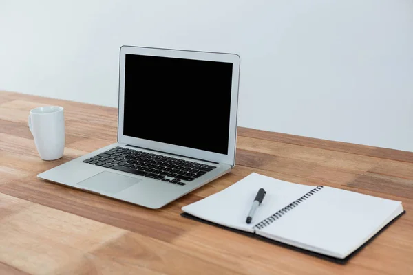 Diario, penna e tazza di caffè con computer portatile — Foto Stock