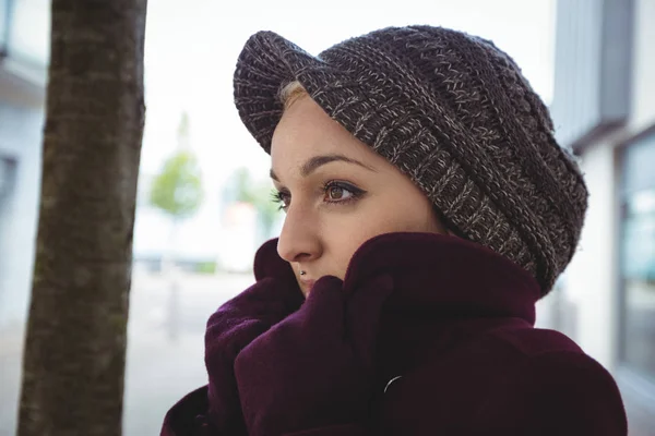 Soğuktan titreyerek kadın — Stok fotoğraf