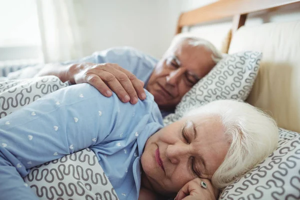 Coppia anziana dormire sul letto — Foto Stock