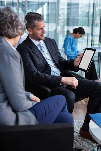 Empresarios discutiendo sobre tableta digital —  Fotos de Stock