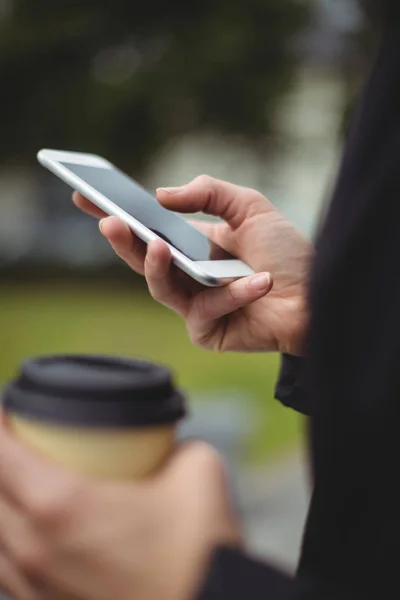 Zakenvrouw die telefoon gebruikt — Stockfoto