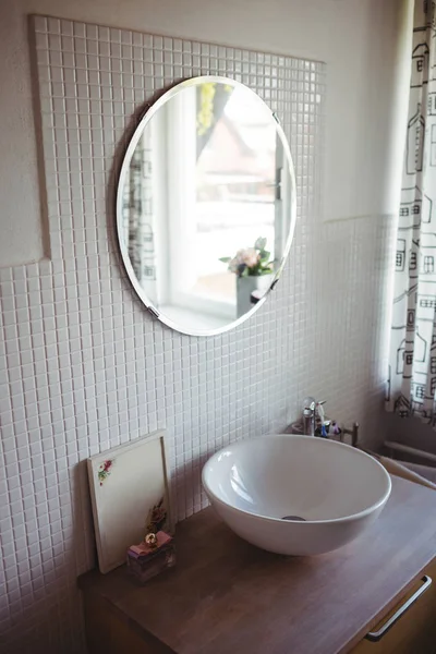 View of wash basin and mirror — Stock Photo, Image