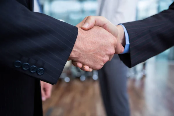 同僚と握手するビジネスマン — ストック写真