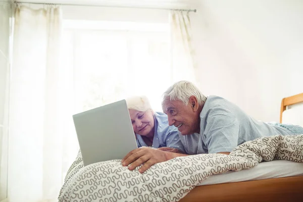 使用笔记本电脑的老年夫妇 — 图库照片