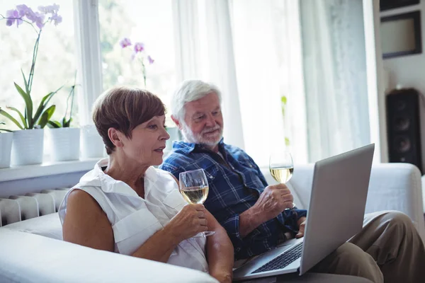 Senioren-Paar benutzt Laptop — Stockfoto