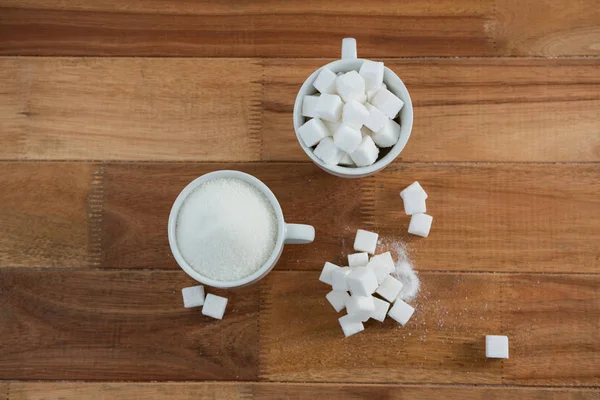 Tasse Zuckerpulver und Zuckerwürfel — Stockfoto