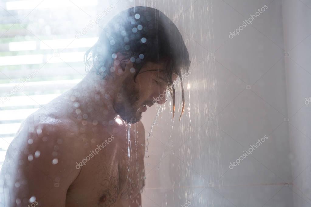 Peaje Banzai Santuario Hombre en ducha fotos de stock, imágenes de Hombre en ducha sin royalties |  Depositphotos