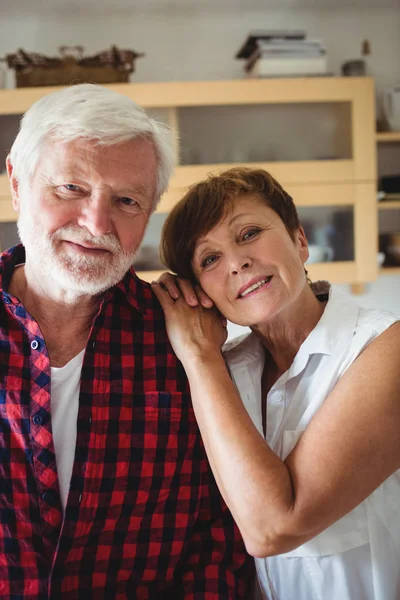 Pareja mayor sonriendo en la cocina — Foto de Stock