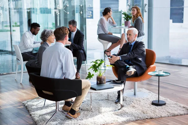 Ejecutivo de negocios interactuando entre sí — Foto de Stock