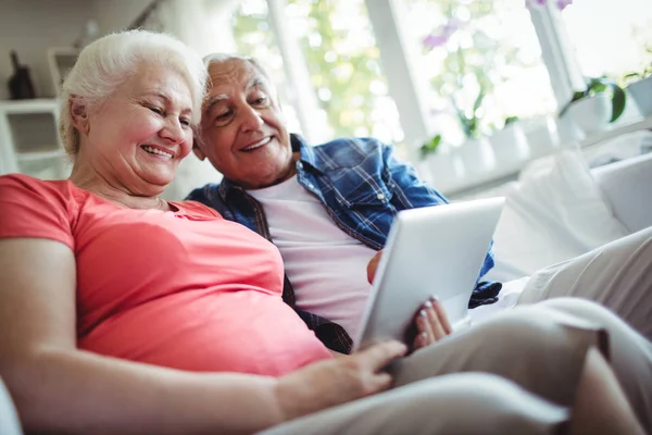 Casal sênior usando tablet digital — Fotografia de Stock