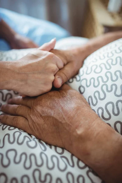 Νοσοκόμα κρατώντας τα χέρια της ηλικιωμένης γυναίκας — Φωτογραφία Αρχείου