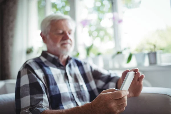 Senior benutzte Handy — Stockfoto