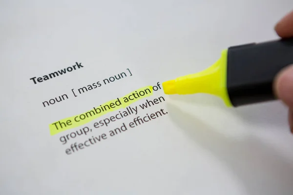 Close-up of marker pen highlighting text — Stock Photo, Image