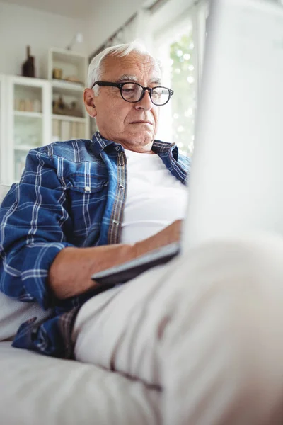 Senior man met laptop — Stockfoto