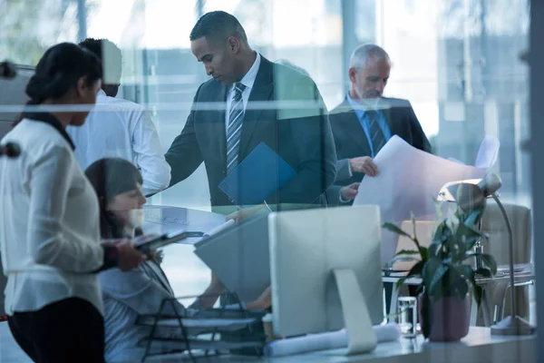 Les hommes d'affaires travaillant dans le bureau — Photo