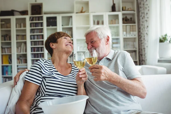 Äldre par rostningen glas vin — Stockfoto