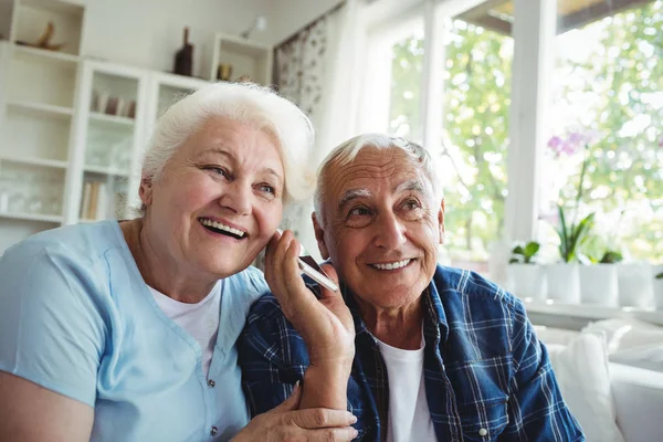 Пожилая пара с помощью мобильного телефона — стоковое фото