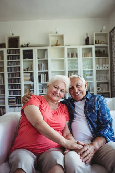 Casal de idosos sentados juntos no sofá — Fotografia de Stock