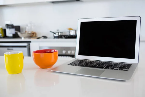 Petit déjeuner bol avec tasse de café et ordinateur portable — Photo
