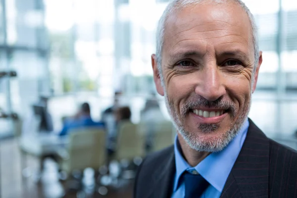 Hombre de negocios sonriente en el cargo — Foto de Stock