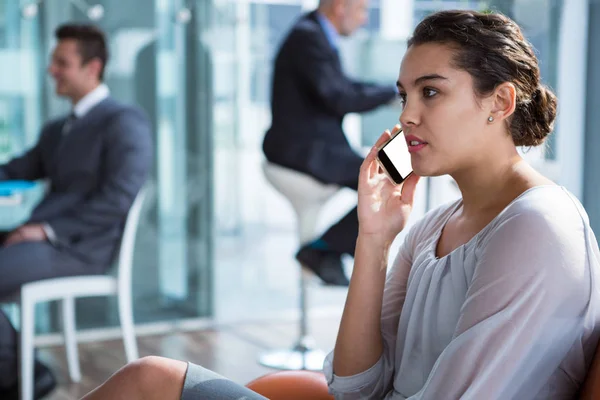 Affärskvinna pratar i mobiltelefon — Stockfoto