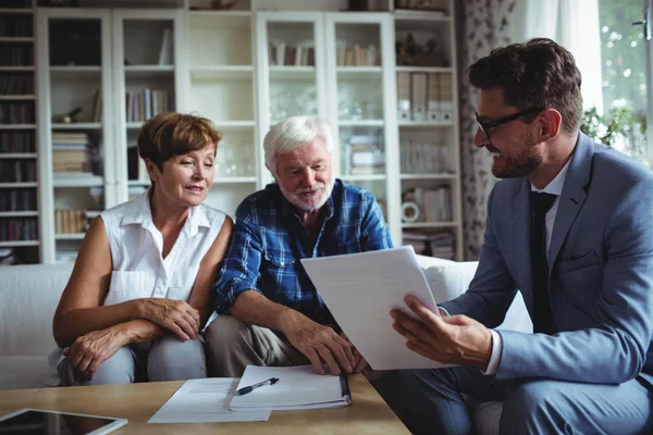 Senior couple planning their investments — Stock Photo, Image