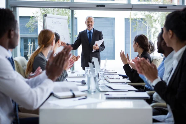 Geschäftsleute applaudieren bei Präsentation ihrer Kollegen — Stockfoto