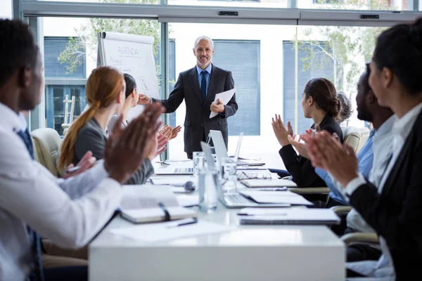 Empresarios aplaudiendo la presentación de sus colegas — Foto de Stock