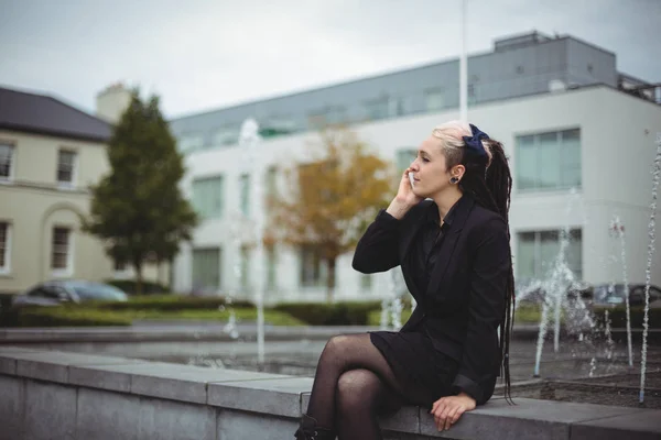 Businesswoman talking on mobile phone — Stock Photo, Image