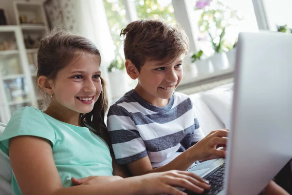 Kinderen met behulp van laptop — Stockfoto