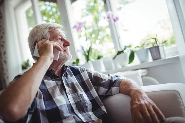 Starszy mężczyzna rozmawiający przez telefon komórkowy — Zdjęcie stockowe