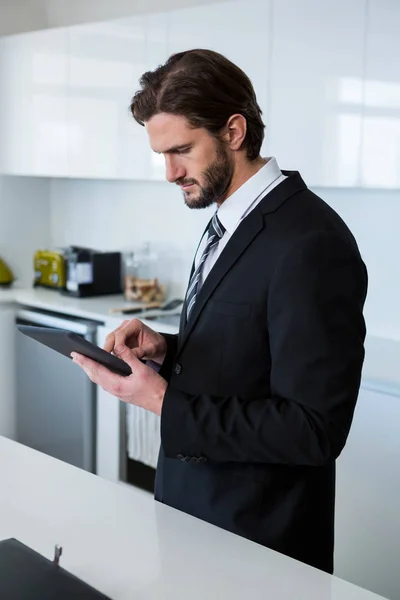 Businessman using digital tablet — Stock Photo, Image