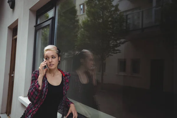 Woman talking on mobile phone — Stock Photo, Image