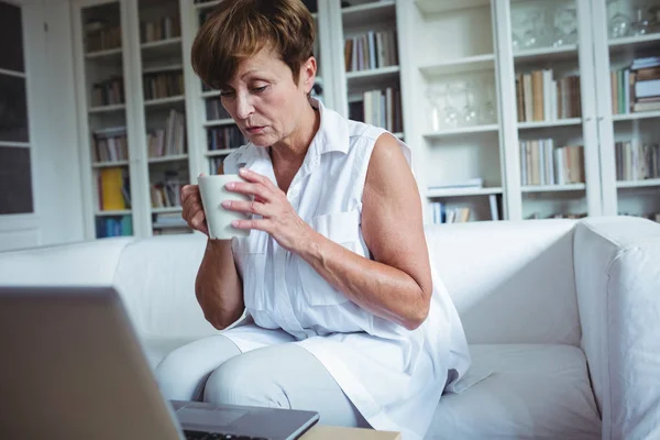 Mujer mayor tomando una taza de café — Foto de Stock